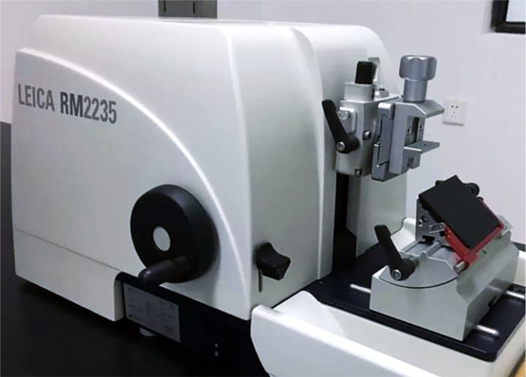 Figure 2. Leica RM2235, manual rotary microtome.
